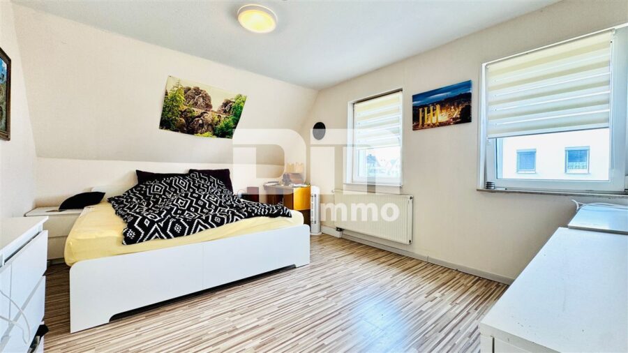 Modernisierte Doppelhaushälfte mit großem Grundstück und vielen Extras - OG / DG Schlafzimmer 1